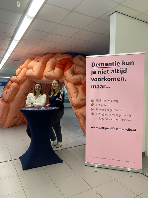 Maud en Caitlin bij megabrein